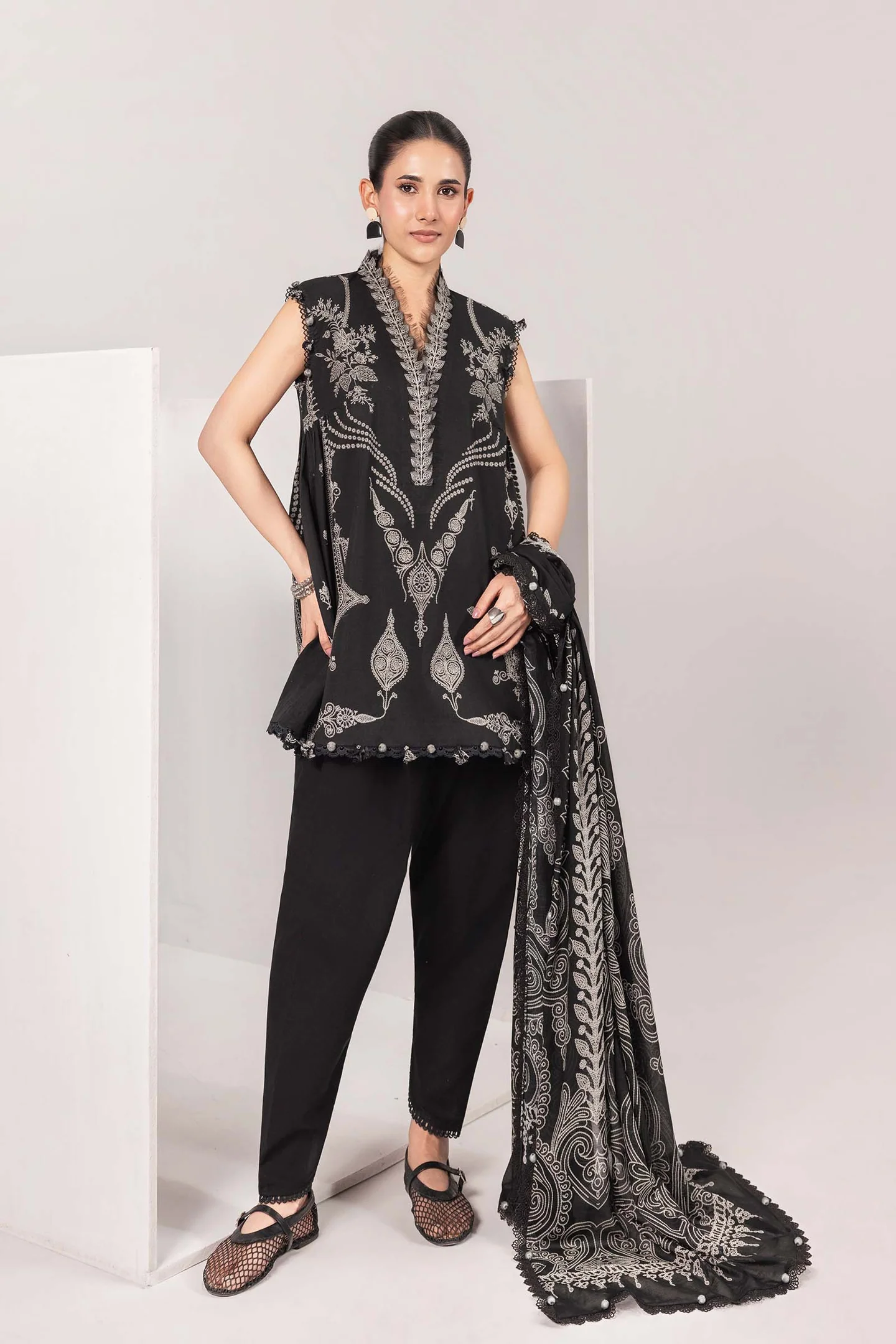 M Basics Spring Summer Unstitched Lawn-3b Maria B M Basics Spring Summer Unstitched Lawn-3b Black 3-piece embroidered & printed lawn suit UK